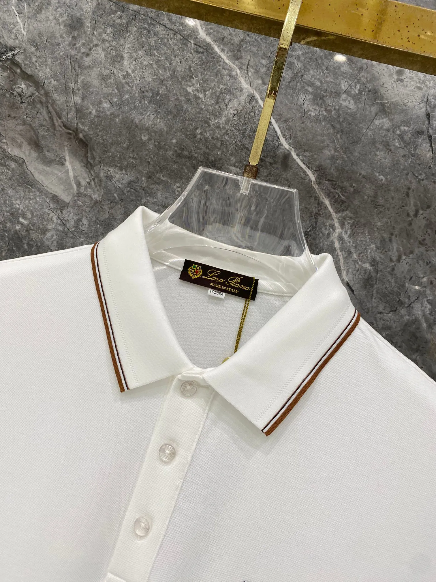 Loro Piana 2026 Autumn and Winter Long Sleeve Polo. Ice-like silk, wool fabric, soft and waxy. Breathable. The upper body is stiff and stylish. It is not easy to pill and turn white after repeated washing. Simple color lapels, low-key and design, dense and exquisite threading, light and luxurious. It is refreshing and capable when worn alone. It is suitable for down jackets and coats in autumn and winter. It has a standard fit and can be used by middle-aged and young men. Size:M-3XL